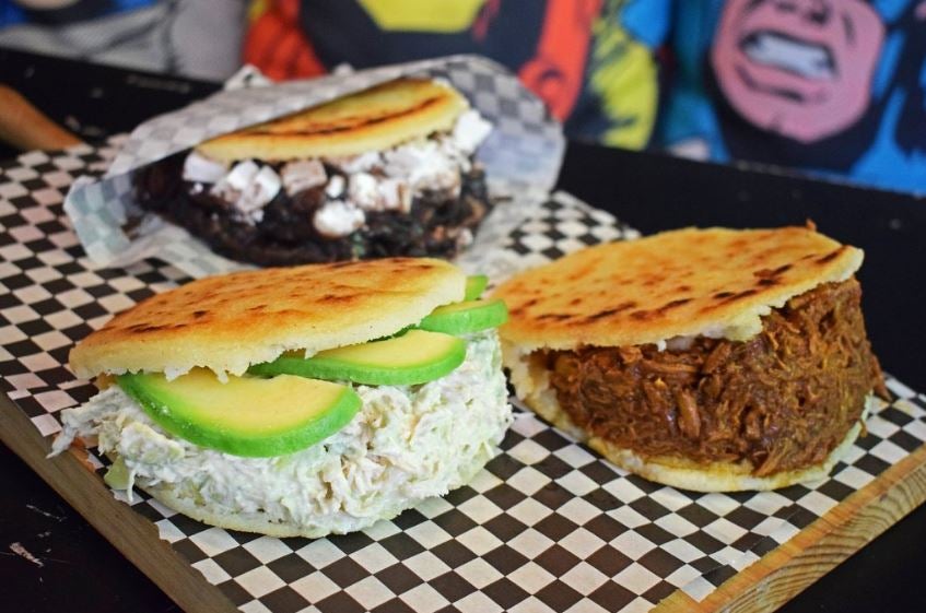 Muack Arepa Bar (Carrer Buenaventura Muñoz 12-14, Barcelona): ¿Las mejores arepas de Barcelona? Júzgalo tú mismo. Pero lo que sí que es seguro es que es una de las mejores cocinas fusión que han adaptado el sabor de los platos típicos venezolanos en España.