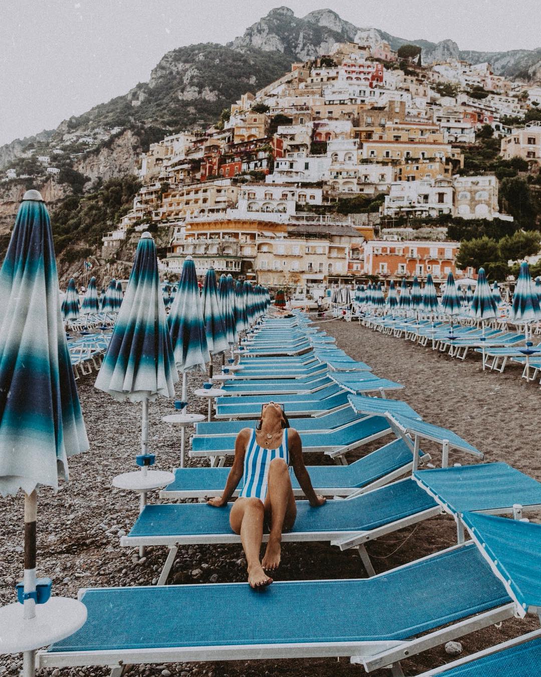 Sara Escudero (Collage Vintage) en Positano. Fantástica foto del precioso pueblo italiano y genial bañador de Solid And Striped, agotadísimo ya a estas alturas.