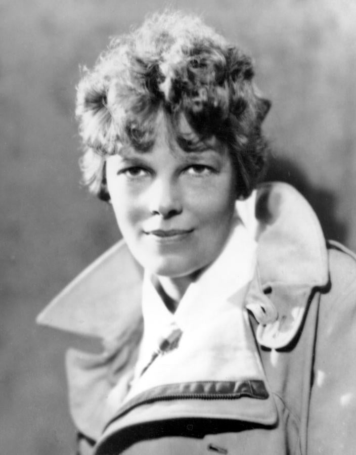 Amelia Earhart fue la primera mujer en volar a través del Océano Atlántico. Se convirtió en toda una figura que representaba los derechos y la lucha de la mujer en la sociedad de entonces. Su desaparición durante la gesta de dar la vuelta al mundo en 1937 la convirtió definitivamente en toda una leyenda.