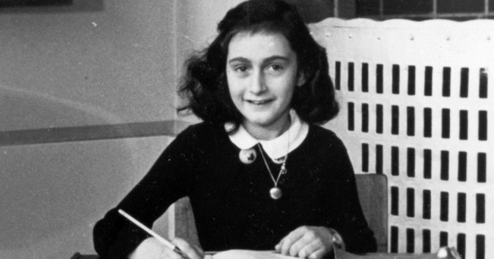 Ana Frank fue una niña judía alemana, conocida gracias a 'El diario de Ana Frank', la edición en forma de libro de su diario íntimo, donde dejó constancia de los casi dos años y medio que pasó ocultándose de los nazis durante la Segunda Guerra Mundial.