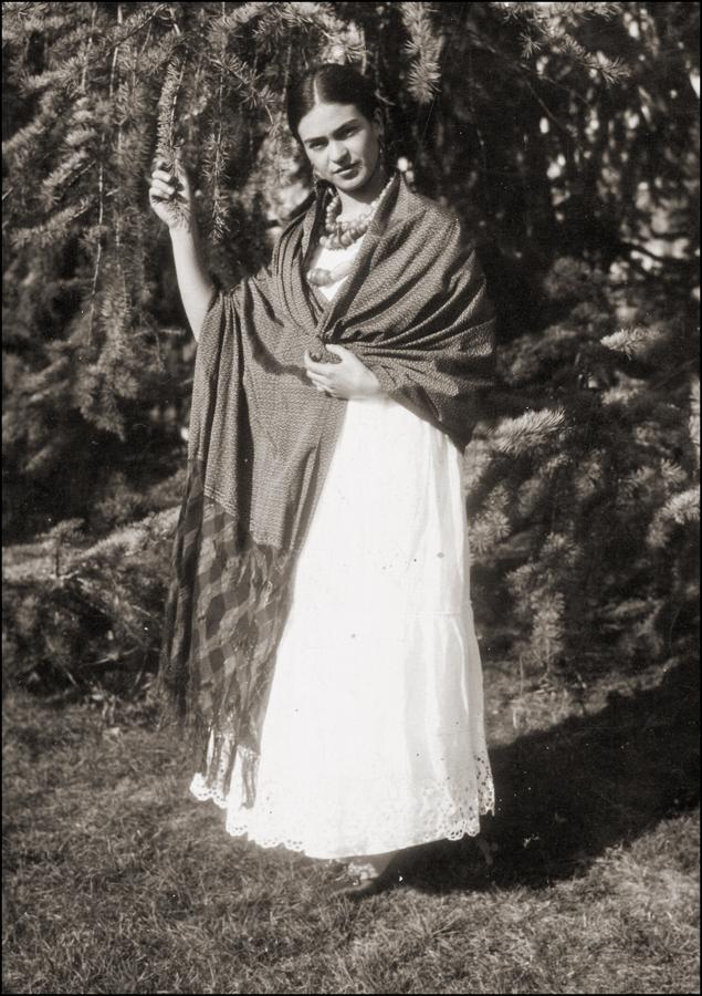 Un accidente en un bus la obligó a llevar corsé durante años, fue justo en ese momento que la mexicana comenzó su faceta con la pintura. Pintó sobre todo autorretratos de tinte surrealista. También es reconocida por su actividad política.