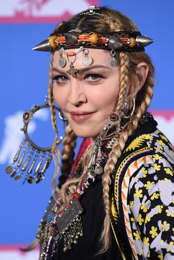 Madonna, la reina del pop. La cantante ha cambiado el rol de la mujer en la industria de la música. Sus canciones, sus actitudes y su estilo de vida rompieron esquemas sociales. Es una de las artistas femeninas más exitosas, de mayores ventas y más influyentes de las últimas décadas. También es un icono feminista, de la moda y de la comunidad LGTBI.