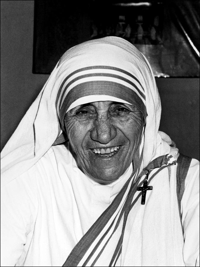 La Madre Teresa de Calcuta fue una monja católica que en 1950 fundó en Calcuta la congregación de las Misioneras de la Caridad para ayudar a los pobres. Dos años después de su muerte, Juan Pablo II abrió la causa de su canonización. Recibió el Nobel de la Paz en 1979.