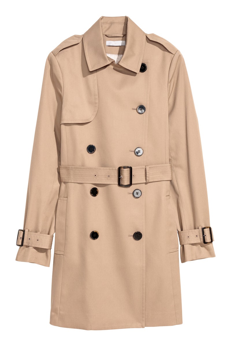 Gabardina. En su versión más clásica, mejor que mejor, como esta de H&M. También se aceptan todas las versiones de trench, mejor en rosa palo o colores empolvados que en verde militar.