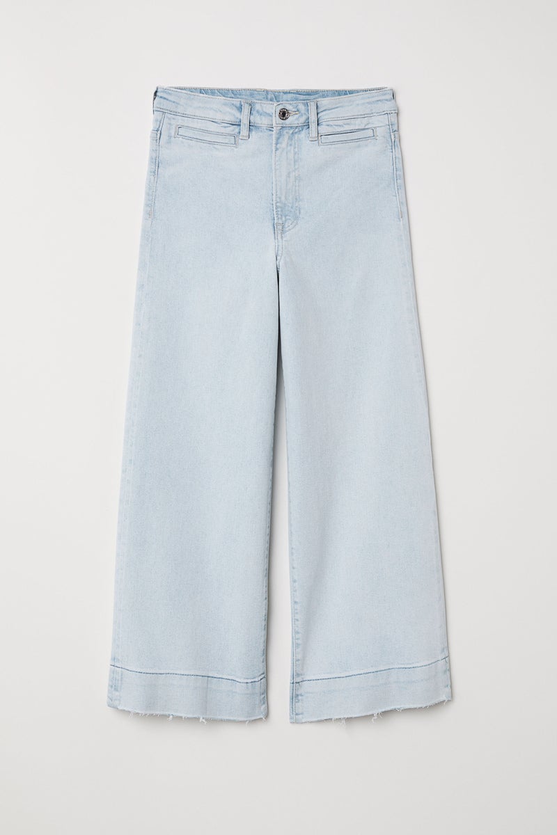 Vaqueros holgados. Pero que no sean los típicos oversize o mummy, sino que tengan un diseño inesperado: estos de H&M llevan la cintura alta y el bajo deshilachado.