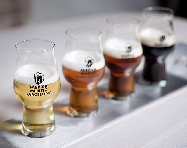 La Fábrica Moritz de Barcelona es bar y fábrica en un mismo espacio. La estrella es la Moritz fresca sin pasteurizar, pero puedes encontrar hasta siete tipos de cervezas artesanales. Todo ello mientras disfrutas de una degustación gastronómica de los mejores platos del chef Jordi Vilà.Ronda Sant Antoni, 41.