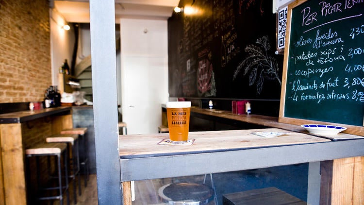 Una de las mejores cervecerías artesanas de Barcelona es La Més Petita. Tiene hasta ocho tiradores de cervezas y una degustación de los mejores quesos y embutidos.Diputació, 30.