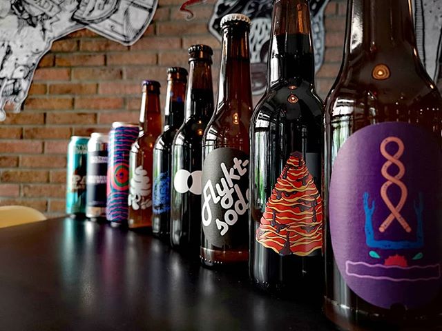 Penguin Bar es la cervecería artesanal de Bilbao por excelencia. Tiene 16 tiradores de sabores muy intensos. Puedes encontrarlas desde tostadas hasta rubias con sabor a frambuesa.Calle de Gregorio de Revilla 8.