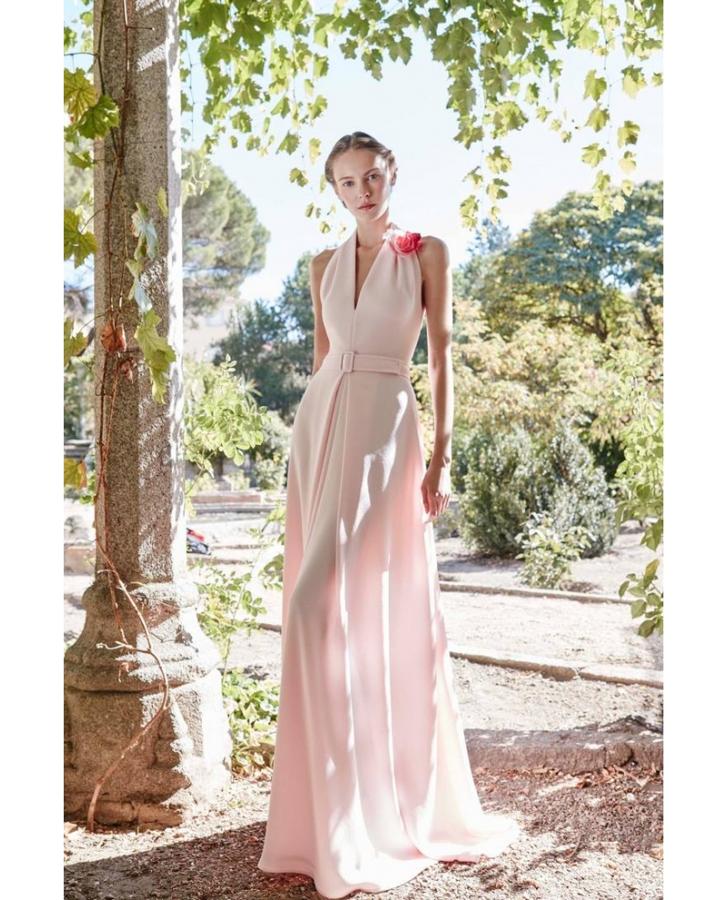 Este vestido con escote halter es perfecto y lo mejor es su precio: 230,00 euros. Antes: 575,00 euros.