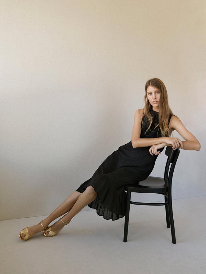 Vestido midi bordado con volante. Antes: 198 euros, Ahora: 99 euros.