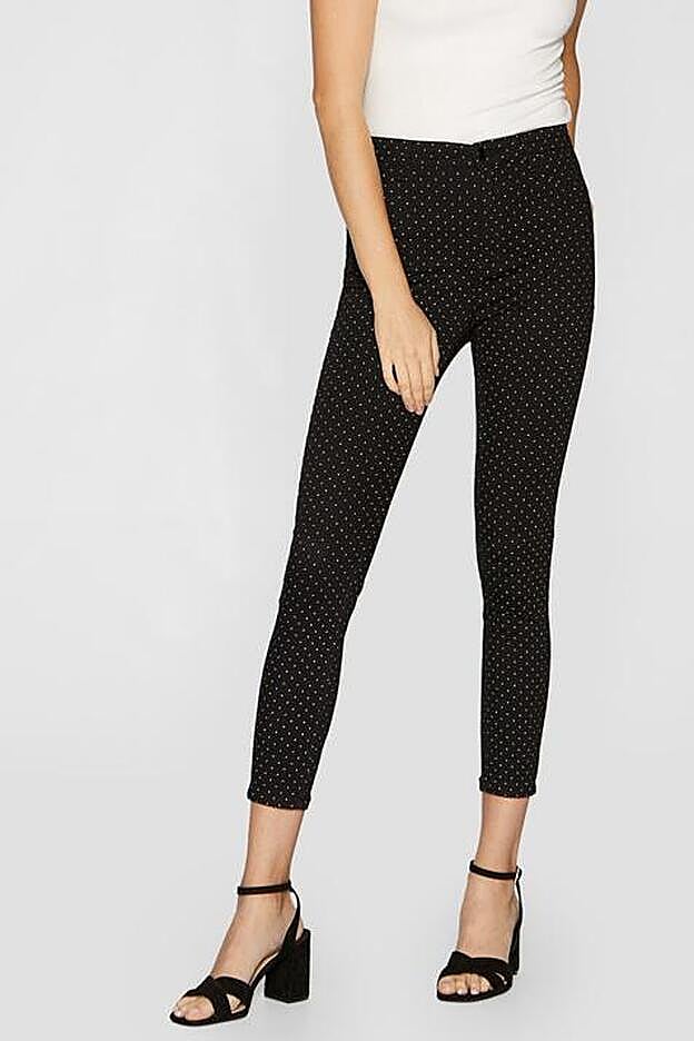Pantalones negros con mini lunares y tiro súper alto, 17,99 euros.