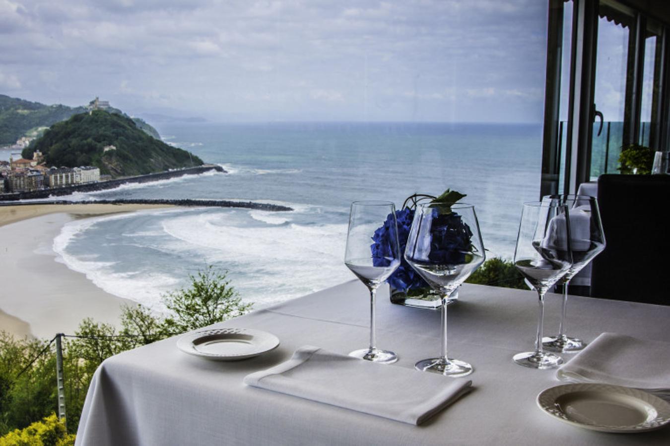 La villa en la que se asienta el restaurante Mirador de Ulía se construyó en 1939 y ofrece unas vistas inigualables de la ciudad desde la playa de la Zurriola hasta más allá del ratón de Getaria. Todo ello, aderezado con la cocina innovadora y sin complejos, pero enraizada en la tradición vasca, del reputado chef Rubén Trincado.