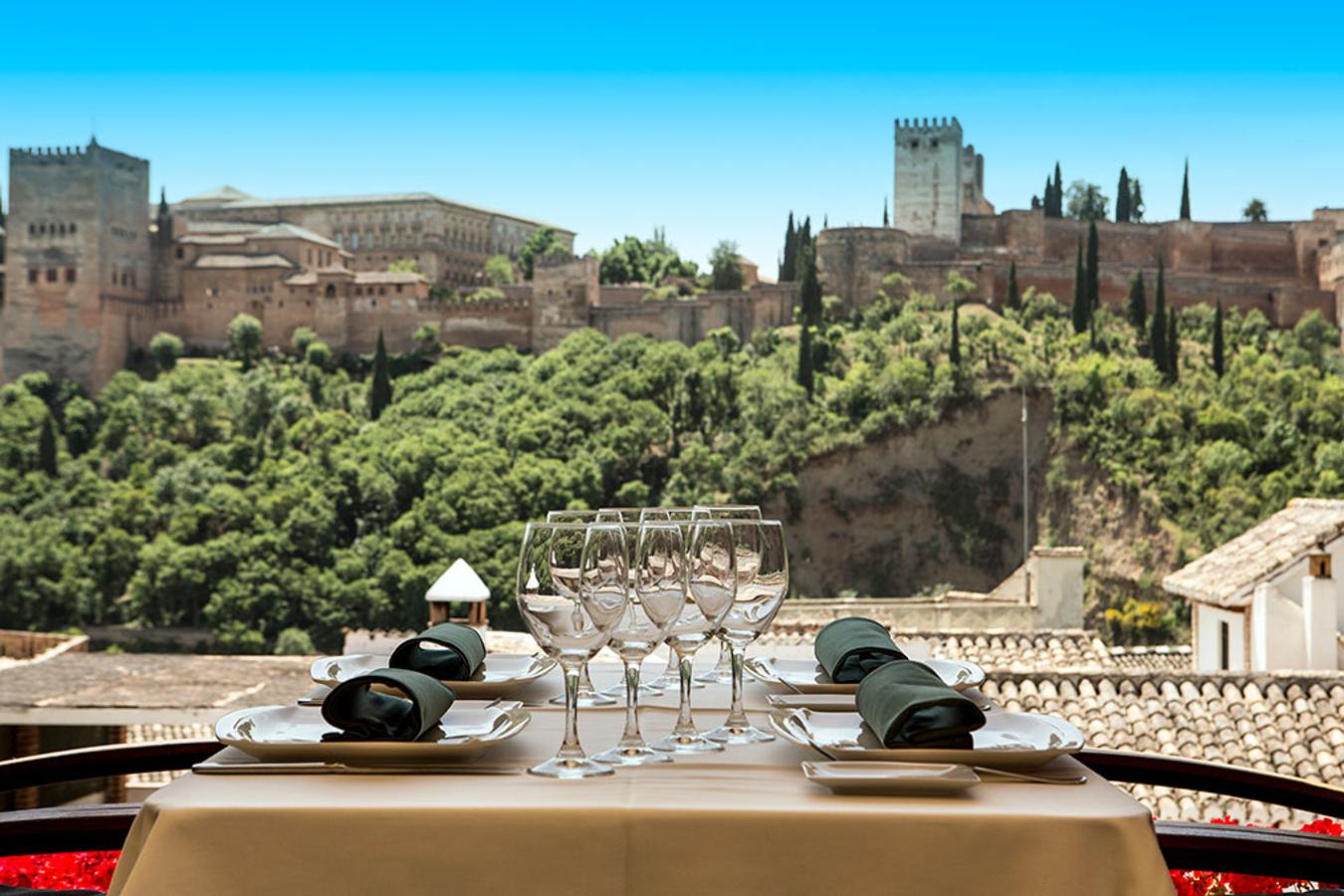 Considerado uno de los cinco restaurantes más románticos del mundo por Zagat, el Restaurante Casa Aben Humeya, que se encuentra en un antiguo aljibe medieval del barrio del Albaicín, nos permite disfrutar de su cocina excelente con sabor a sur mientras contemplamos las mejores vistas de una de las siete maravillas del mundo. Además, cuenta la leyenda que allí un pasadizo secreto que permitía a los antiguos habitantes, príncipes de la época, trasladarse secretamente hasta la Alhambra.