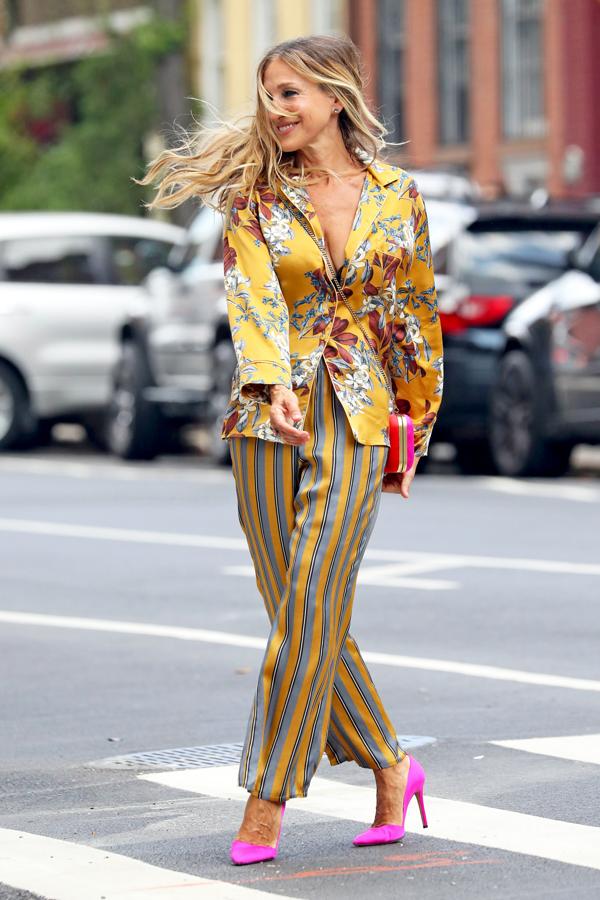 Icono de estilo donde los haya, Sarah Jessica Parker ha vuelto a vestirse de Carrie Bradshaw por las calles de Nueva York con un estilismo recargado, excesivo... ¡y absolutamente maravilloso!