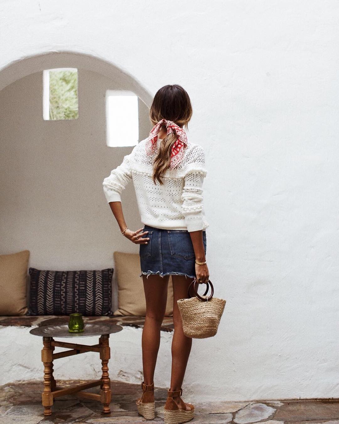 Cola baja con bandana. Julie Sariñana complementa un look vaquero a la perfección: con una bandana que adorna una sencilla cola de caballo baja.