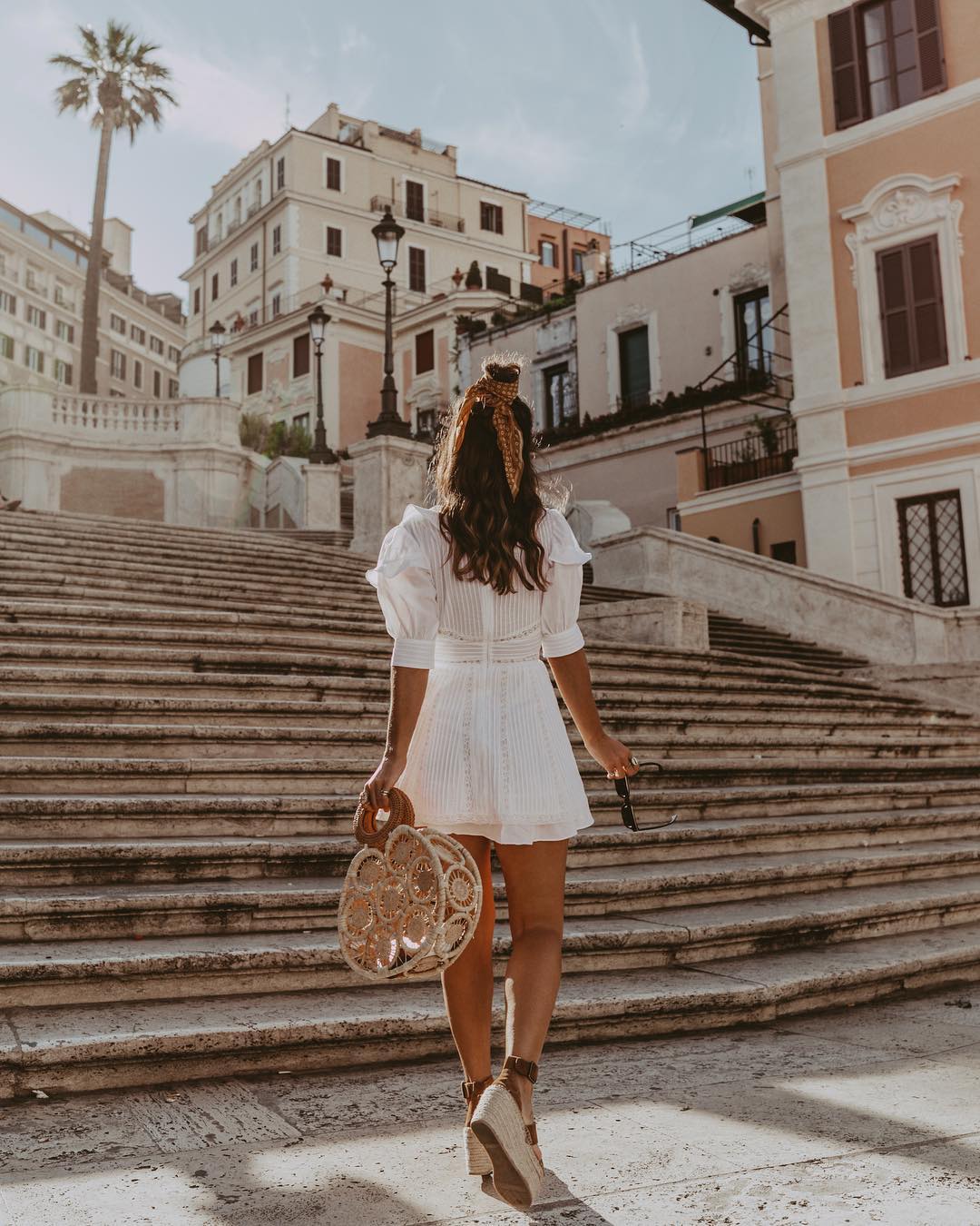 Adornando un moño alto. Sara Escudero (Collage Vintage) convierte un moño alto en algo mucho más interesante al rodearlo con un pequeño pañuelo.