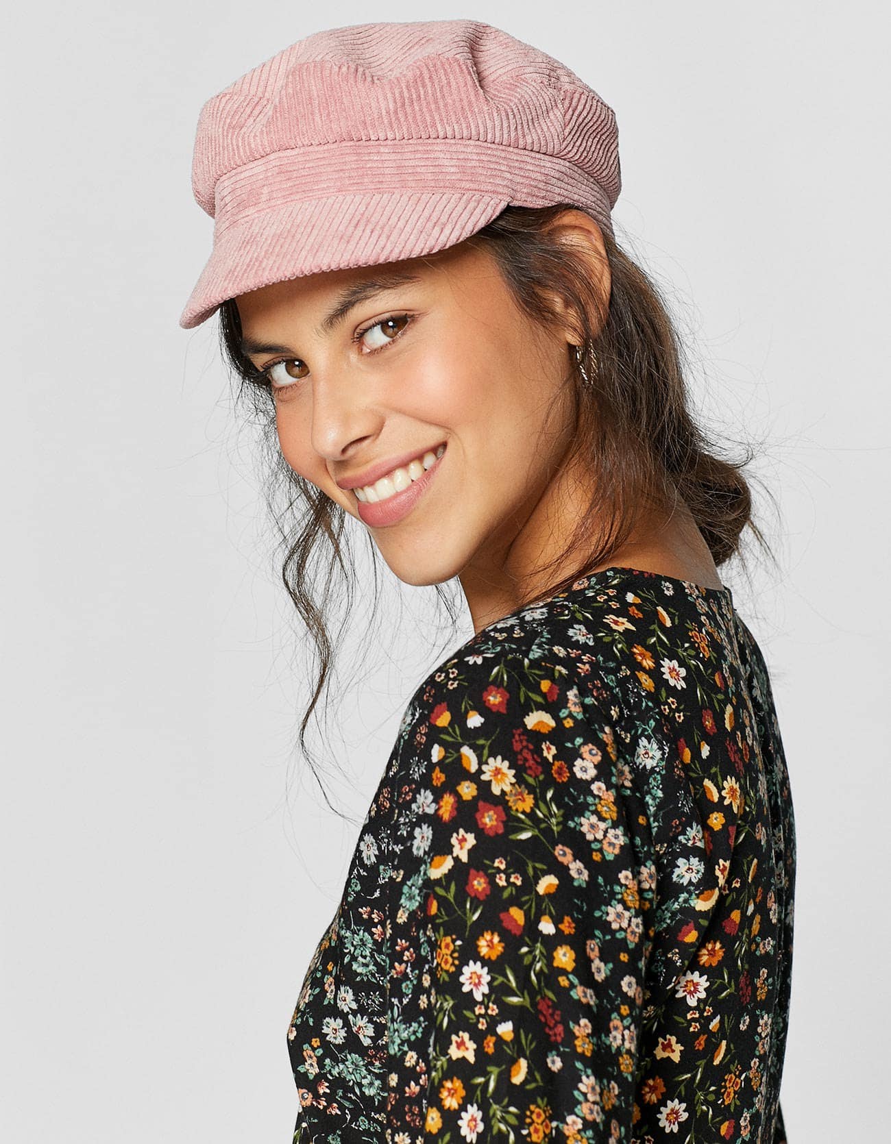 También en Stradivarius tienen dos gorras de marinero originalísimas: en pana y de color rosa o marrón.