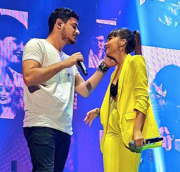 ¡Nos encanta cómo le sienta el color amarillo! Y no es el único conjunto que le hemos visto. Este en concreto es de Glorias.es y puede ser tuyo desde 30 euros.