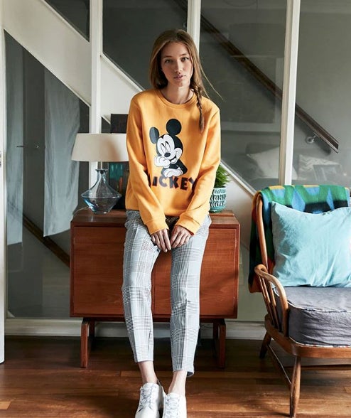 Y si también eres fan de Michey, no puede faltar en tu armario esta sudadera con su rostro. ¡12 euros!