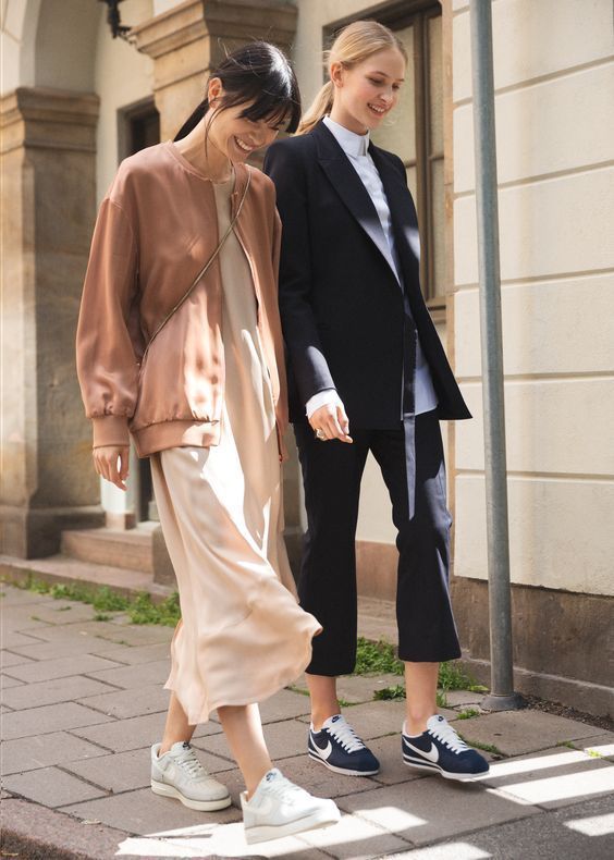 2. Echa mano de la cazadora. Pensamos, casi siempre, en la vaquera que de tantos apuros nos saca. Sin embargo, a la oficina van mejor con una cazadora ligera.