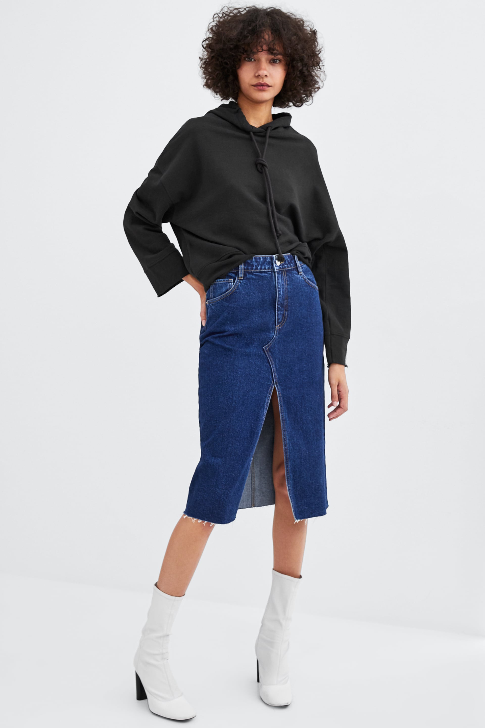 Falda midi. Con una camisa del tono similar o con una cazadora ajustada: lookazo. Esta es de Zara (19,95 euros).