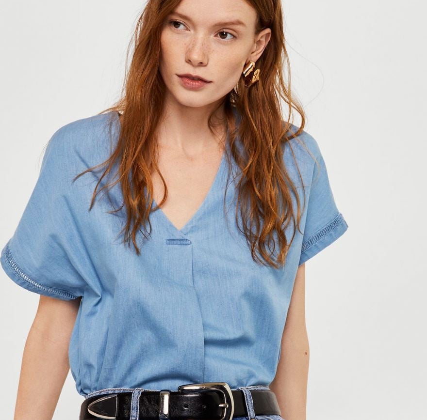 Blusa clara. Fresquita y ligera, también en el precio: está en las rebajas de Mango por 12,99 euros. Mejor combinarla con jeans claros o con unos muy oscuros que busquen el contraste.