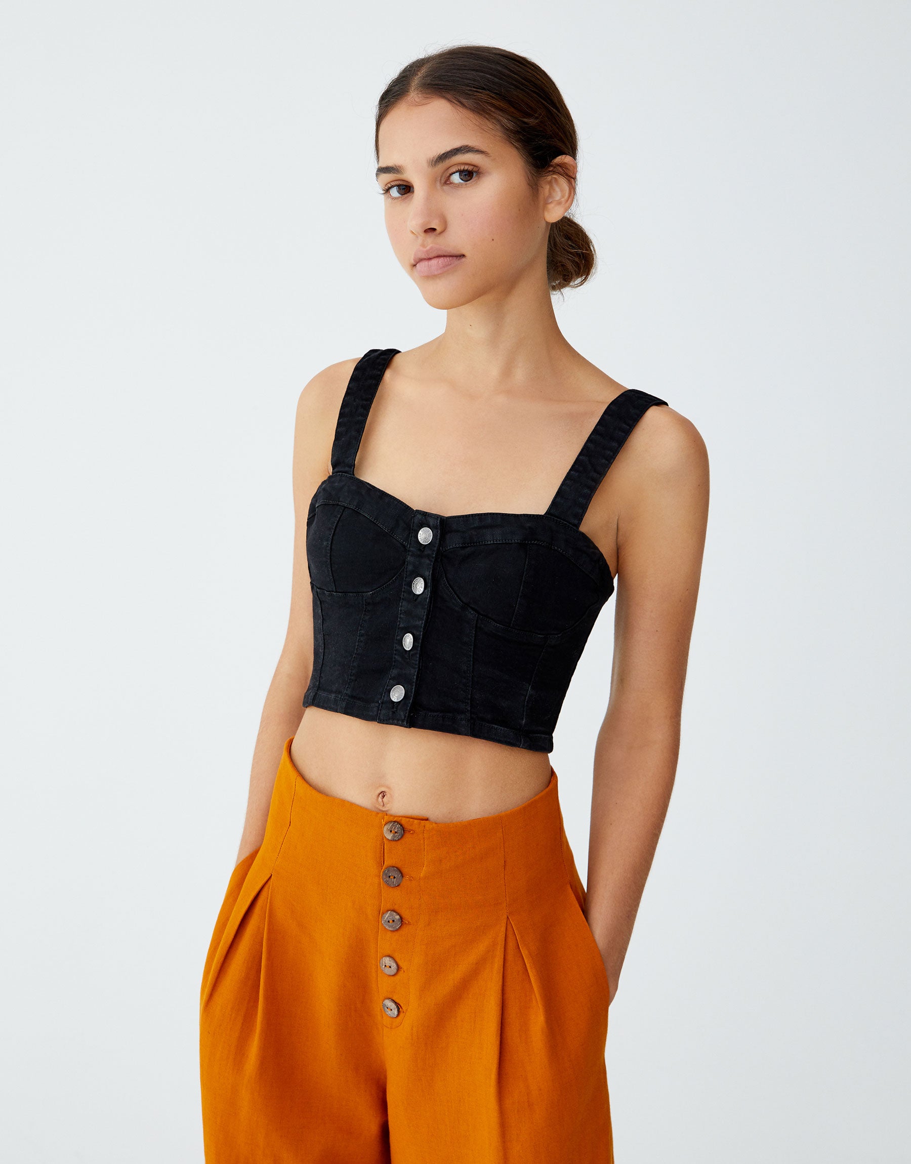 Top con botones. Lo puedes combinar perfectamente con vaqueros negros o azules (Pull&Bear, 15,99 euros)