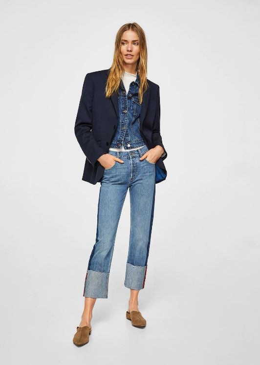 Jeans con vuelta. Con un tono claro súper original, perfecto para combinar con tops y camisas claras. Son de Mango (15,99 euros).