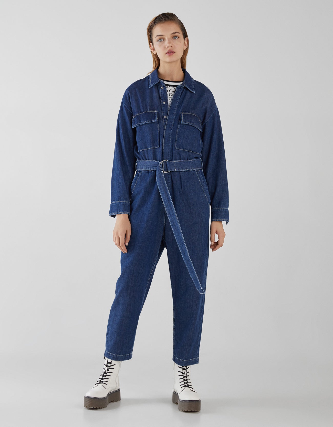 Directamente monos. En Bershka, la nueva temporada trae un mono de manga larga en dos versiones: liso y con botones o estampado con cremallera (35,99 euros).