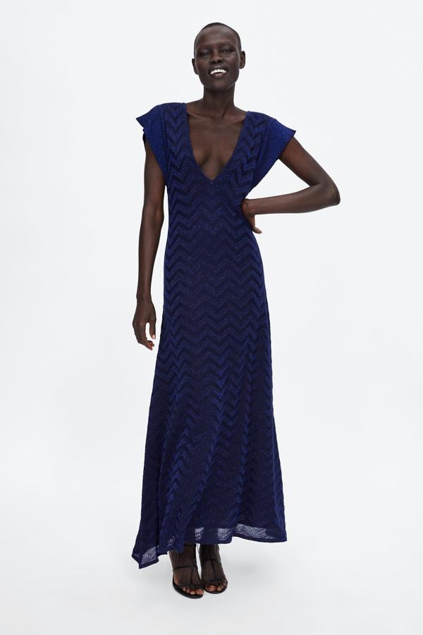 Su silueta híper favorecedora, su azul cobalto que resaltará tu moreno y esos destellos 'glitter' que aportan una nota de sofisticación hacen de este vestido de Zara una opción perfecta para tus bodas de otoño. Precio: 39.95 euros.
