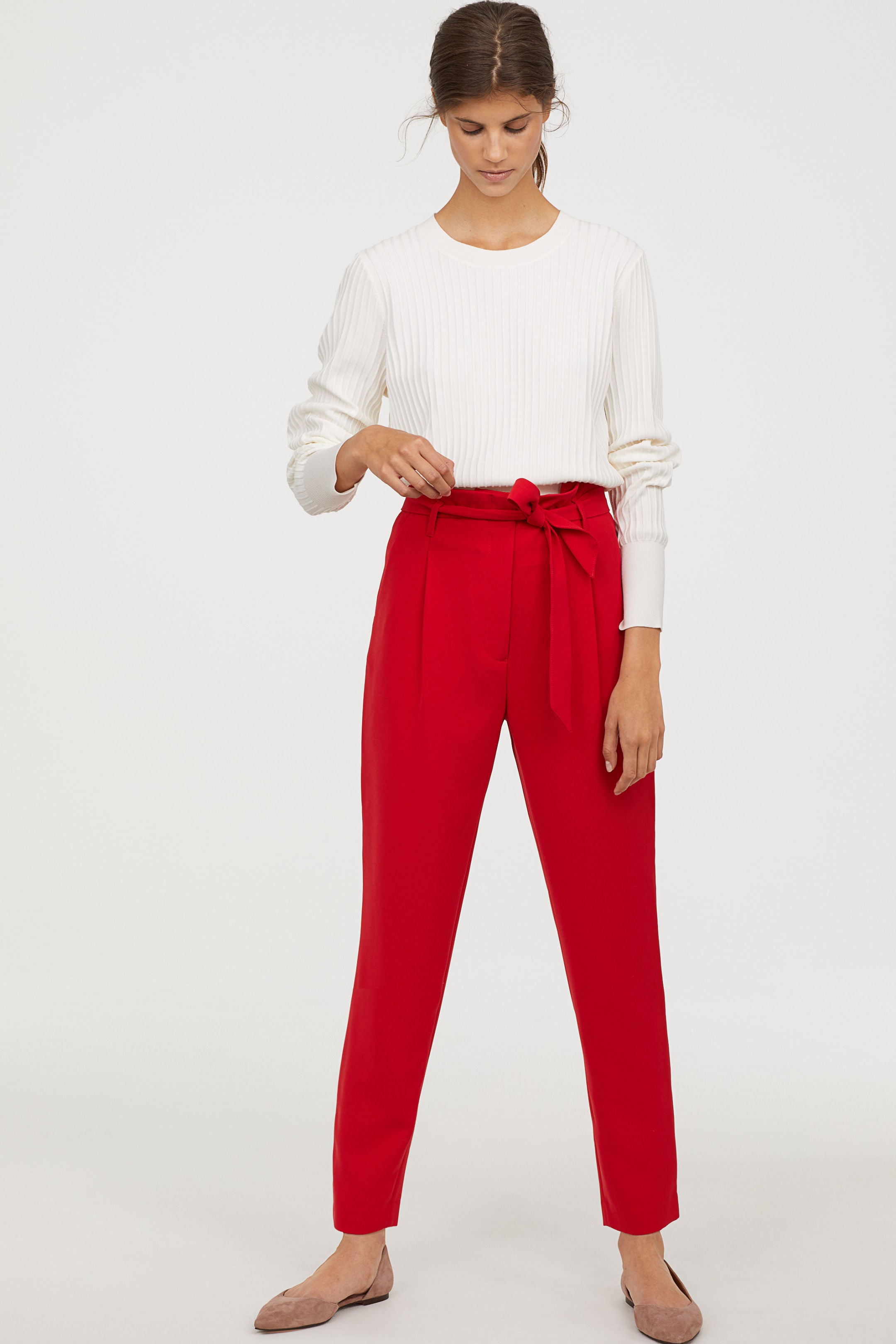 3. El pantalón 'paper bag'. También en H&M y también rebajado (desde 29,99 euros): en rojo es espectacular.