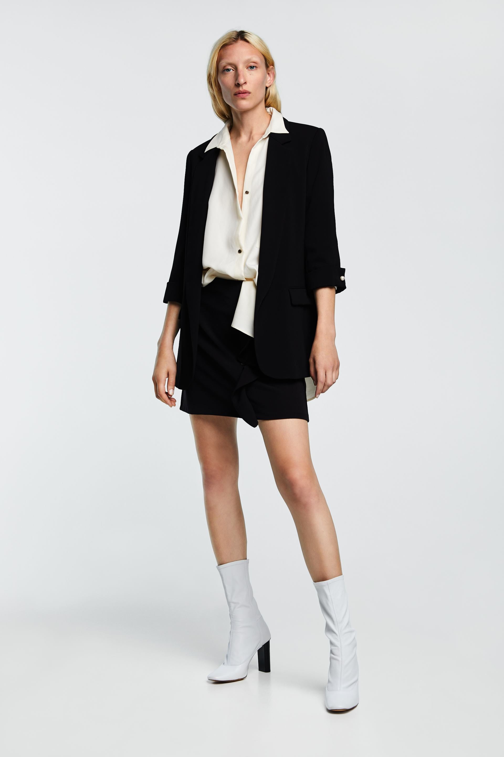 Bota setentera. Otro diseño con un aire retro encantador, especialmente por ese tacón cuadrado en contraste y la altura, a media pierna (Zara, 99,95 euros).