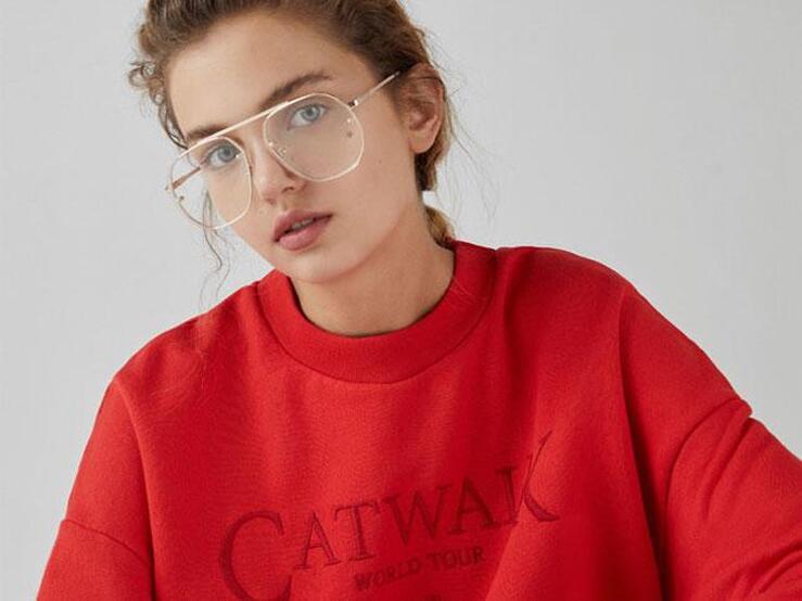 Fotos: Bershka nos propone volver al pasado con las sudaderas más noventeras