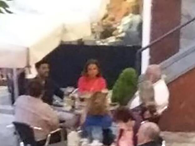 Foto en la que se ve a Torres y Echevarría con la familia de la actriz.