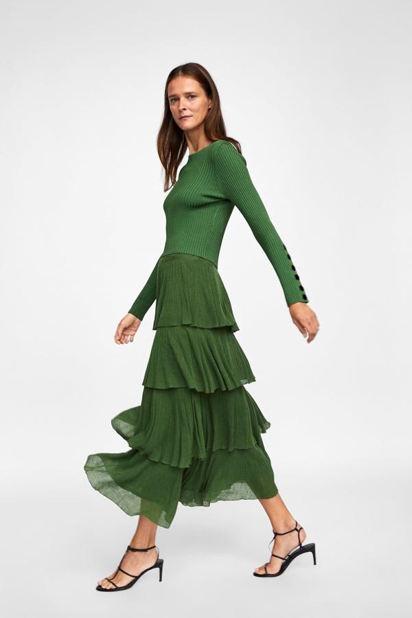 Su largo midi, unos centímetros por encima del tobillo, hace que esta falda de Zara sea una opción versátil y perfecta para casi cualquier ocasión: desde una cita de noche especial, a una boda de día o, incluso, como parte de un sofisticado look 'working girl'.