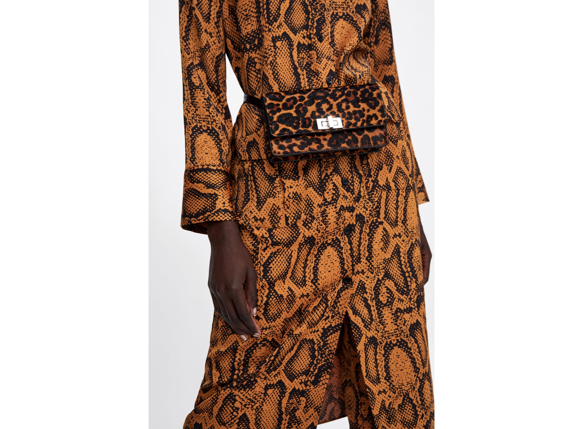 El truco camuflaje. Genial idea de Zara: superponer estampados y tonos de forma que la riñonera se camufla con el fondo.