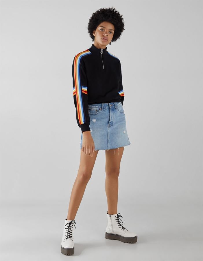 Sudadera de felpa con bandas laterales munticolor, 17,99 euros.