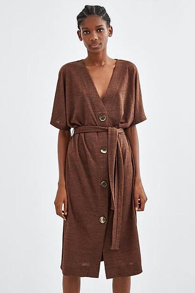 Vestido de botones con cinturón y en color marrón, 22,95 euros.
