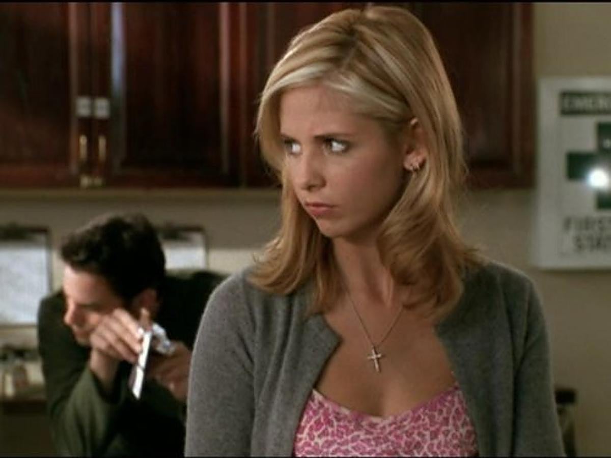 Buffy Summers, 'Buffy cazavampiros': Buffy tenía que estar aquí, porque fue sin duda un antes y un después de muchas generaciones. Buffy tiene que lidiar entre su lucha contra los vampiros y su vida de adolescente que no está menos cargada de drama que su cometido.