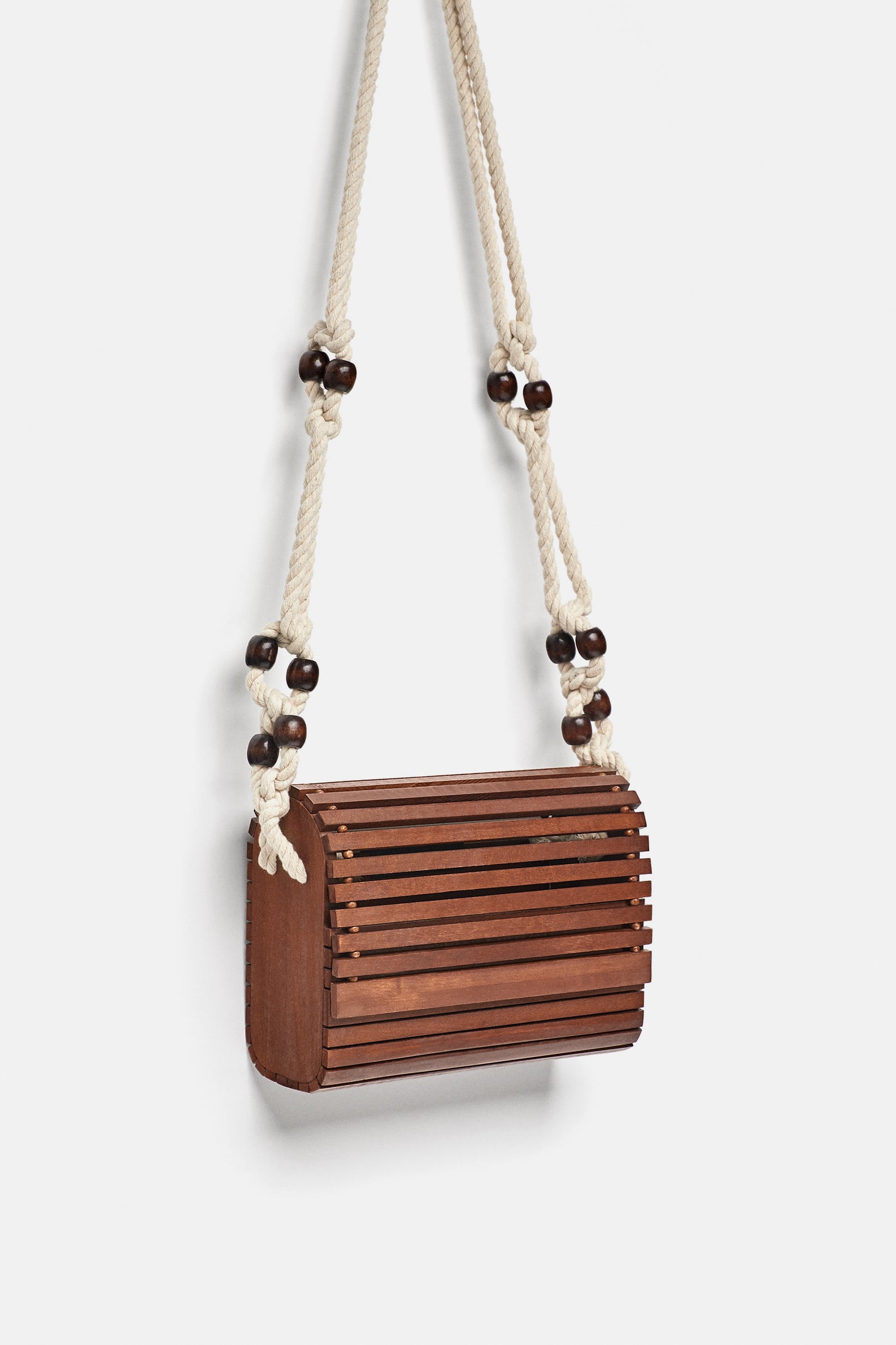 Bolso conseguido. Si te decides a replicar todo el look de Rocío, el bolso es también de Zara (29,95 euros).