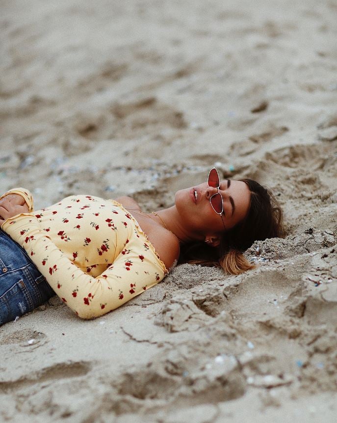 Hombros protagonistas. Cómo se nota que a Dulceida le gusta destacar sus hombros: elige una y otra vez tops que los dejan al descubierto. Este nos encanta, de nuevo en esa gama de amarillos-mostaza que favorecen tanto al moreno. Es de Pacsun (18,77 euros).