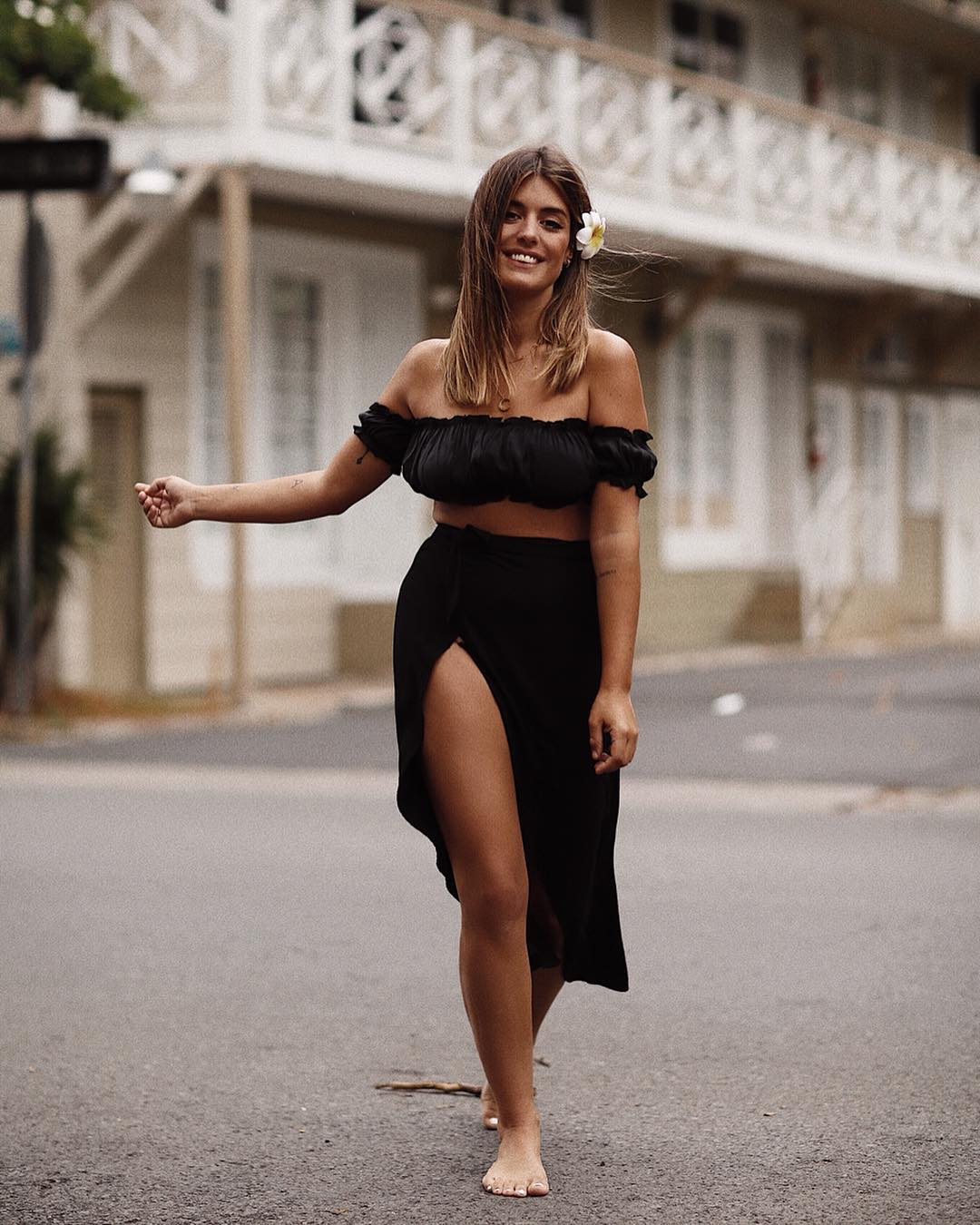 Clásico playero. Este conjunto negro de falda con abertura y top sin hombros no puede ser más favorecedor. Es de su colección, pero se ha agotado...