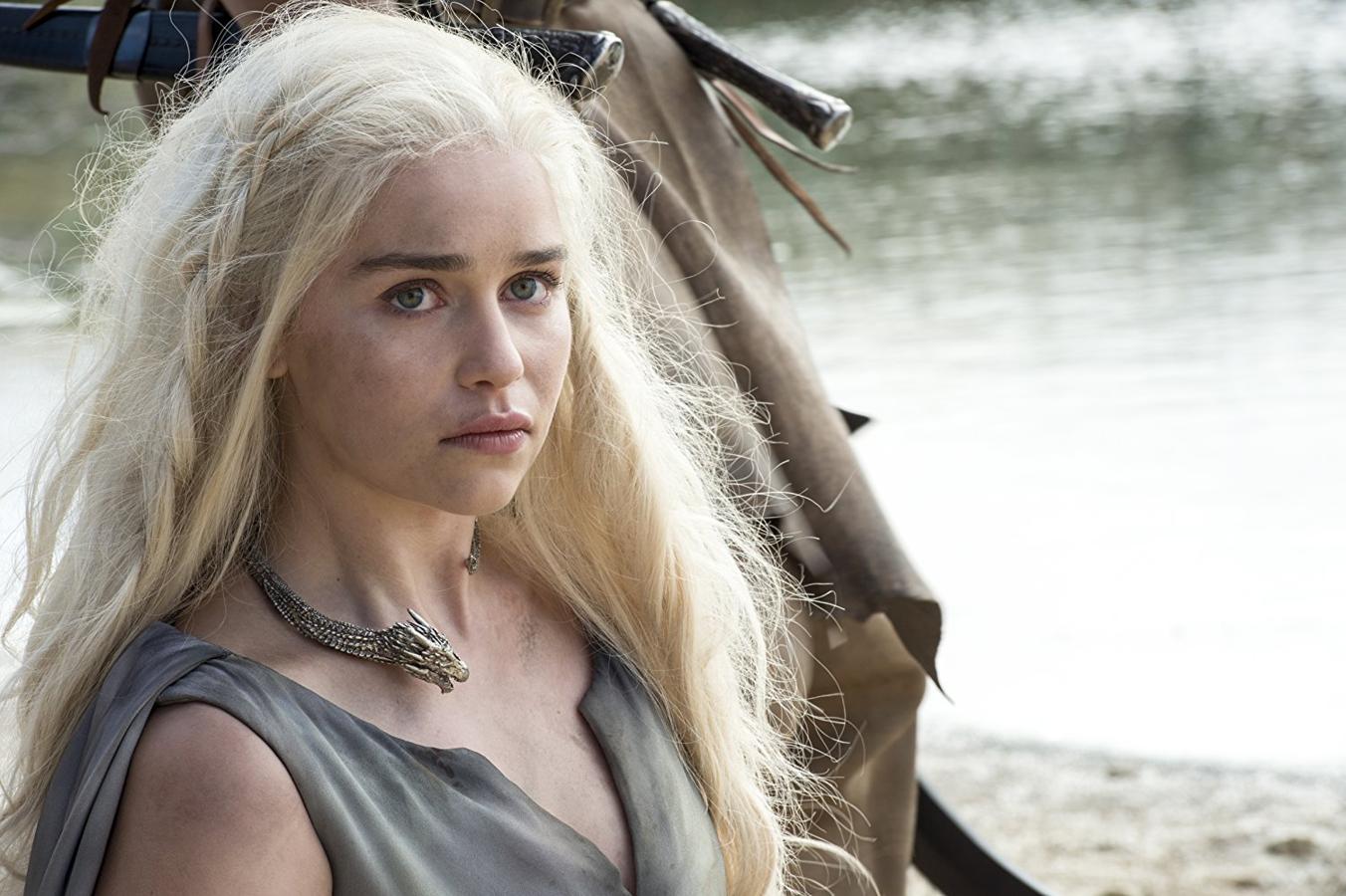 Daenerys Targaryen en 'Juego de Tronos ' / 'Game of Thrones' (HBO): Ya tenemos una heroína de 'Juego de Tronos' pero es que esta serie está cargada de personajes femeninos dignos de mencionar en esta lista de heroínas. Y vamos a nombrarn a algunas otras como Brienne de Tarth o Sansa Stark ( Sophie Turner ).