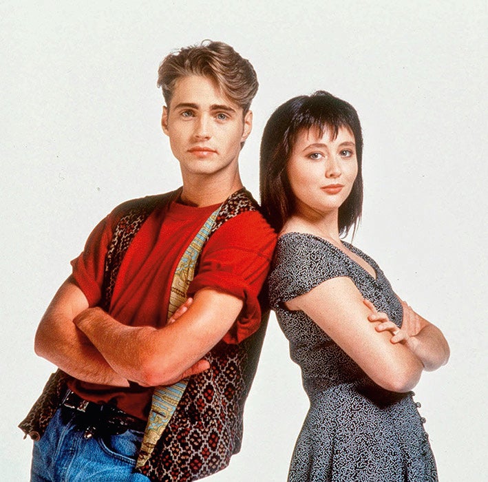 Brandon y Brenda, tan rosados que parecían de algodón dulce, nos enamoraron en los 90. La pandilla adolescente que montan en California fue icónica en las carpetas de los estudiantes españoles gracias a la campaña, gratuita, de Superpop.