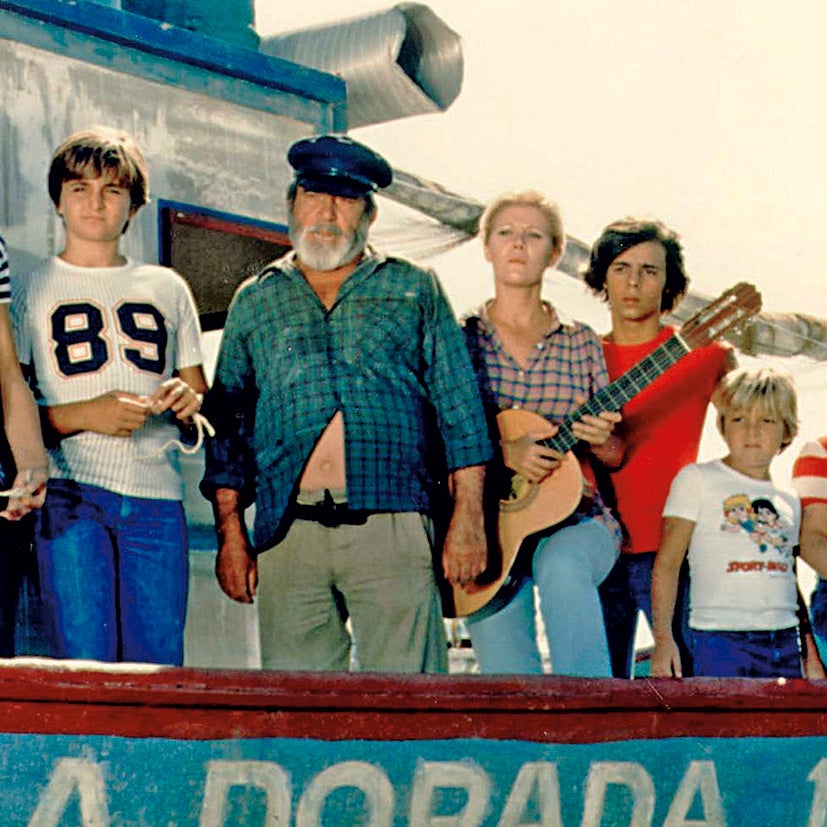 Lo que pocos saben es que el éxito de Beverly Hills 90210 en EE.UU. se debió a una trampa: Fox hizo un especial de verano durante el parón del resto. Verano Azul, en cambio, se emitió los domingos por la tarde durante dos años. Luego se hizo veraniega.