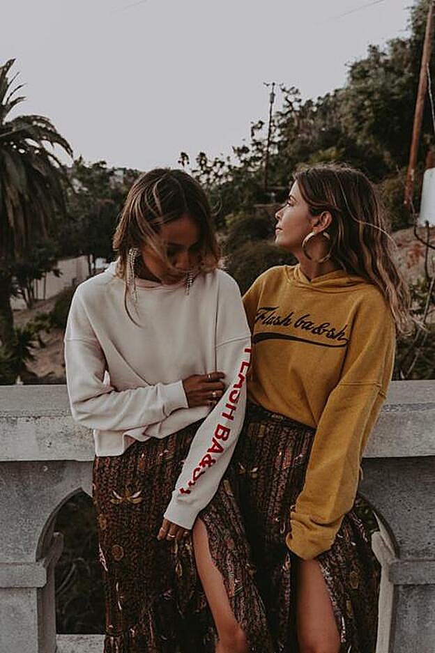 Jules Saldaña y Sara Escudero, con 'total look' de BA&SH