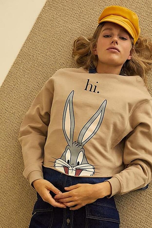 Sudadera Looney crop en color piedra, 19,99 euros.