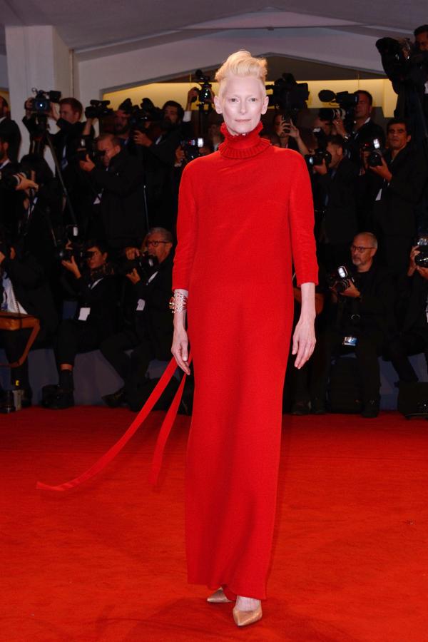 Tilda Swinton, compañera de reparto de Dakota en "Suspira" (la cinta de terror del director Luca Guadagnino) apostó también por el rojo para la alfombra de Venecia. En su caso, un vestido firmado por Haider Ackermann, su firma de cabecera.