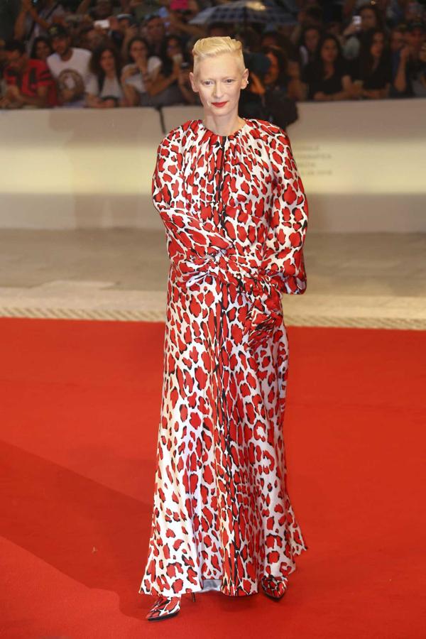 Tilda Swinton ha sido una de las sorpresas de estilo de este festival. Y lo demuestran vestidos como este, con estampado 'animal print' y firmado por Schiaparelli Haute Couture. Lo llevó este lunes por la noche a la premiere de la película "At eternity's gate".
