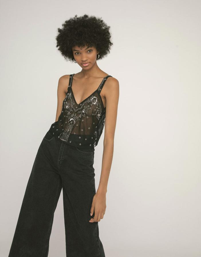 Top de tul en color negro y con detalle de bordados, 19,99 euros.